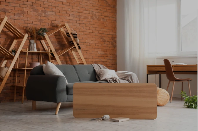 kaputte Möbel in einem Raum