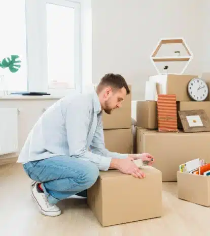 junger-mann-Verpackung-Kartons-home