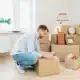 junger mann Verpackung Kartons home 80x80